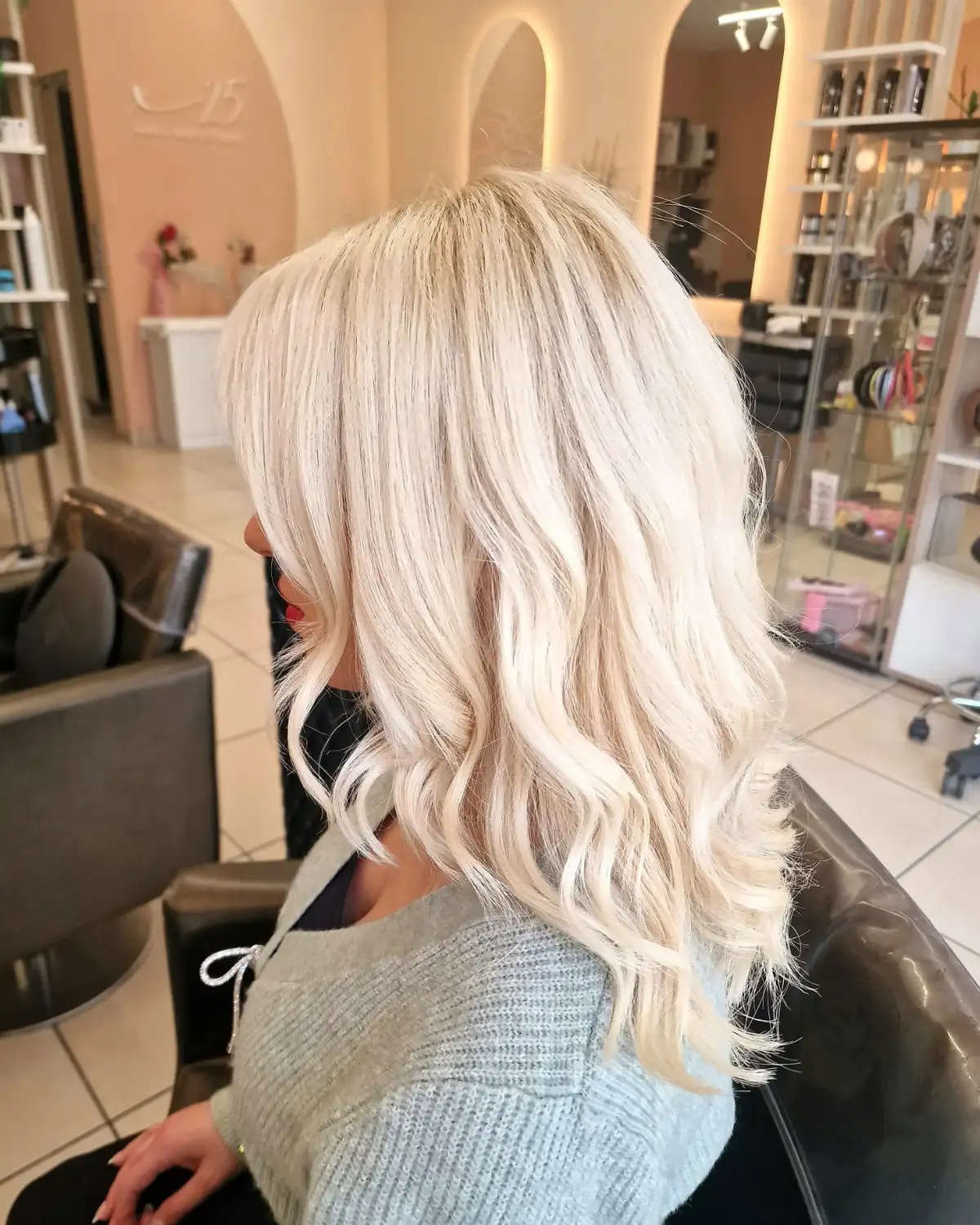 Βαφή μαλλιών ξανθό χρώμα στο X-25 Hair & Nails Studio