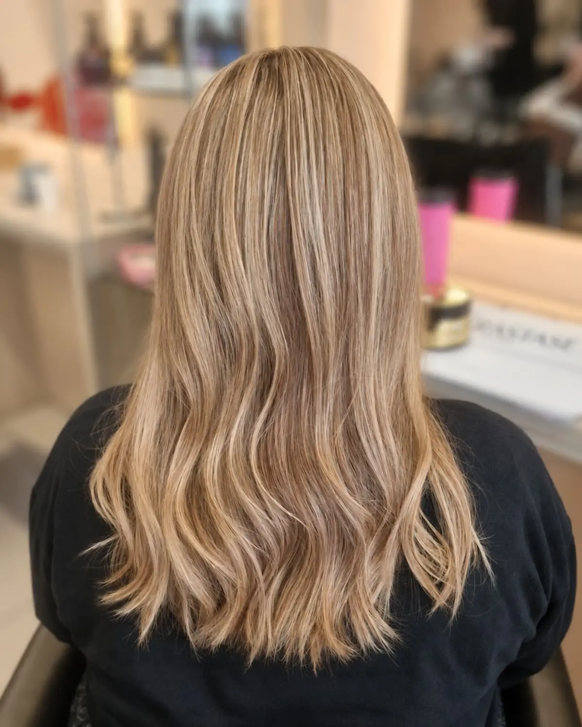 Πίσω όψη μακριών ξανθών μαλλιών με μπεζ balayage, λεπτές ανταύγειες και απαλά κυματιστό styling